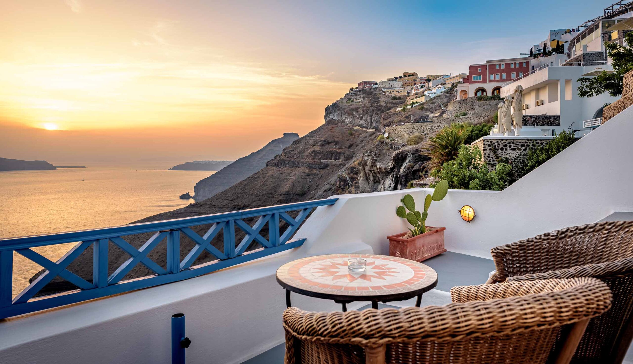 cheap hotels in santorini
