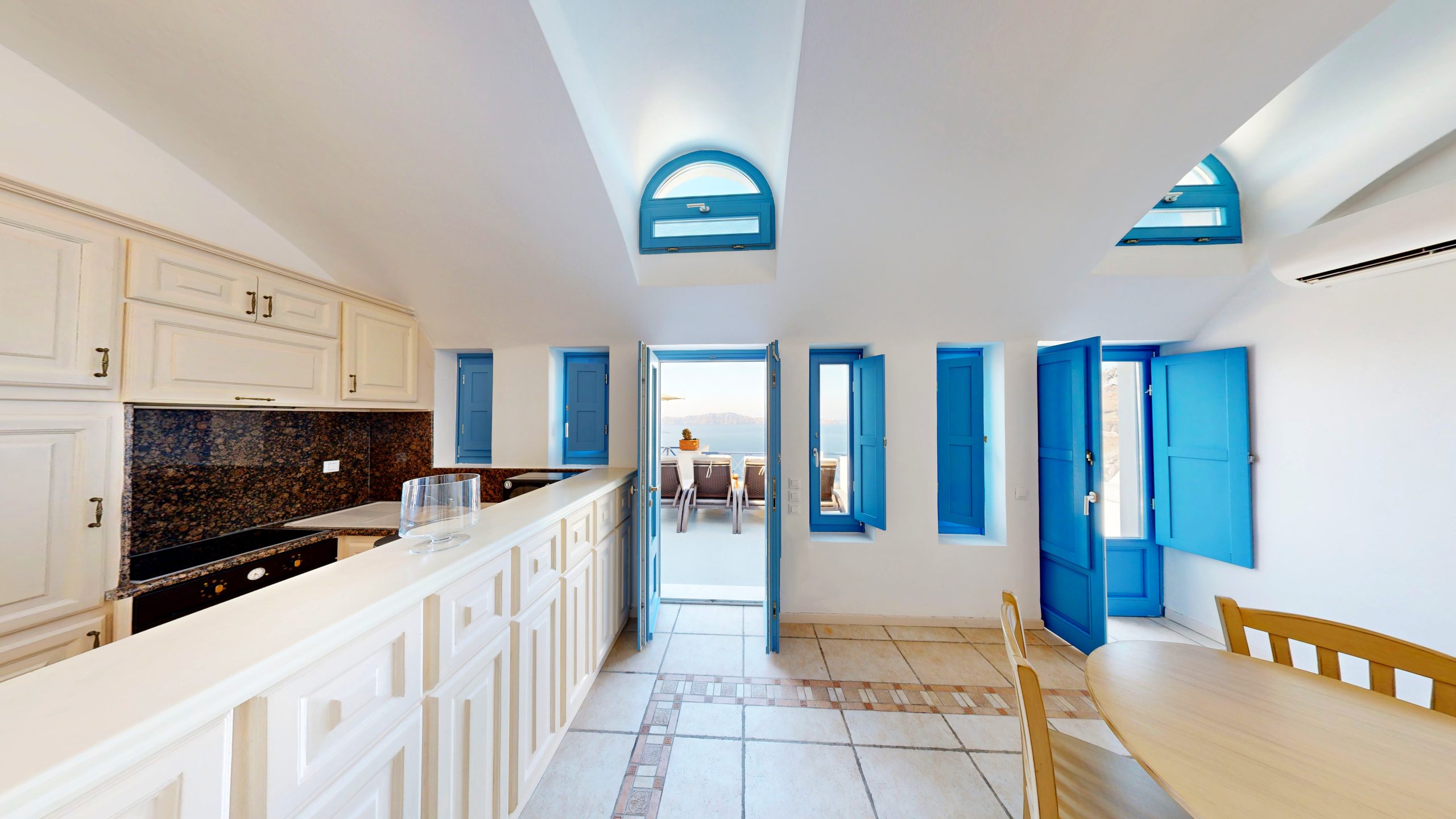 4 Exclusive apart hotel in Santorini
