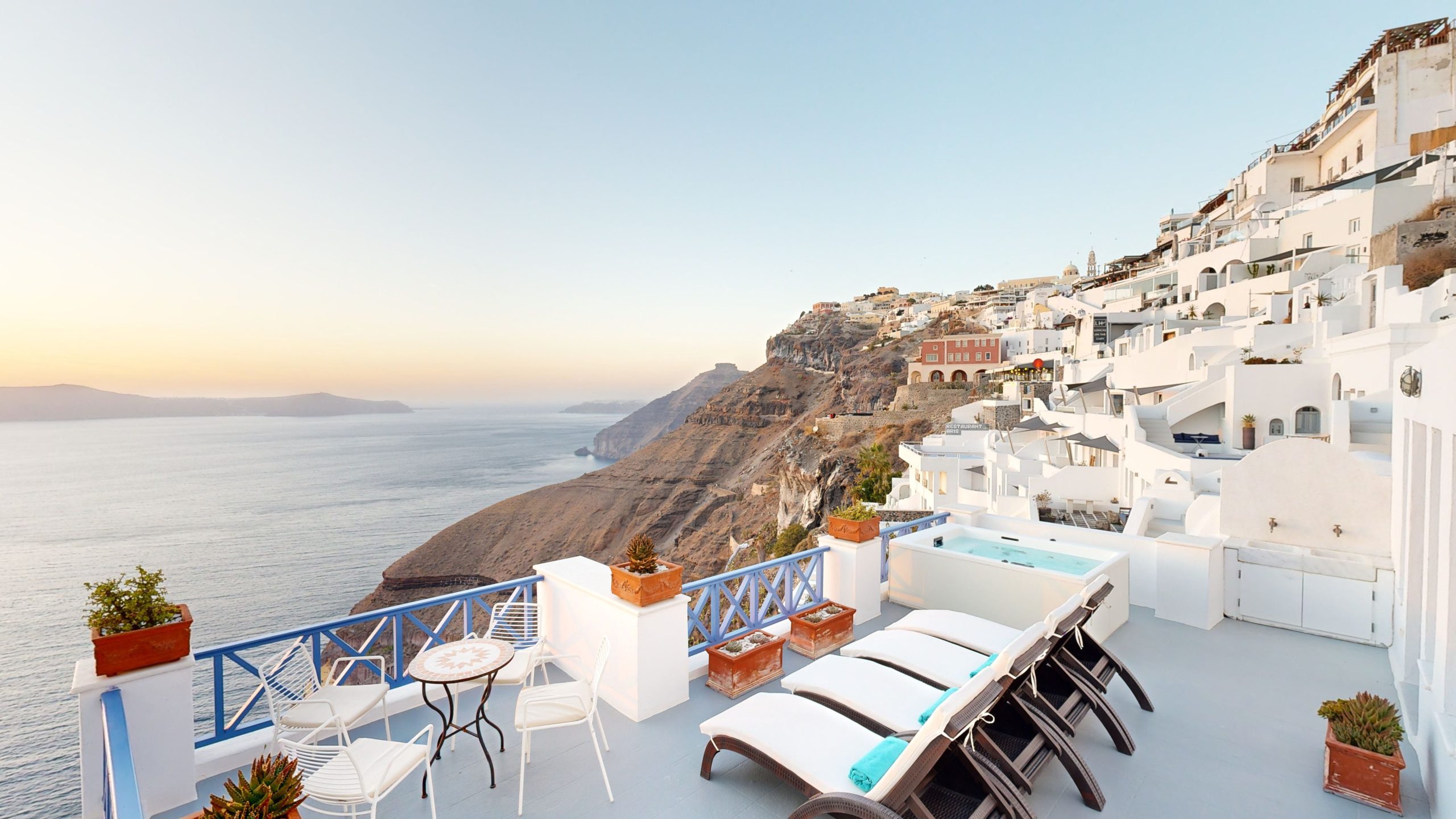 7 Exclusive apart hotel in Santorini